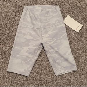 New with Tags Lululemon Wunder shorts Camo size 6